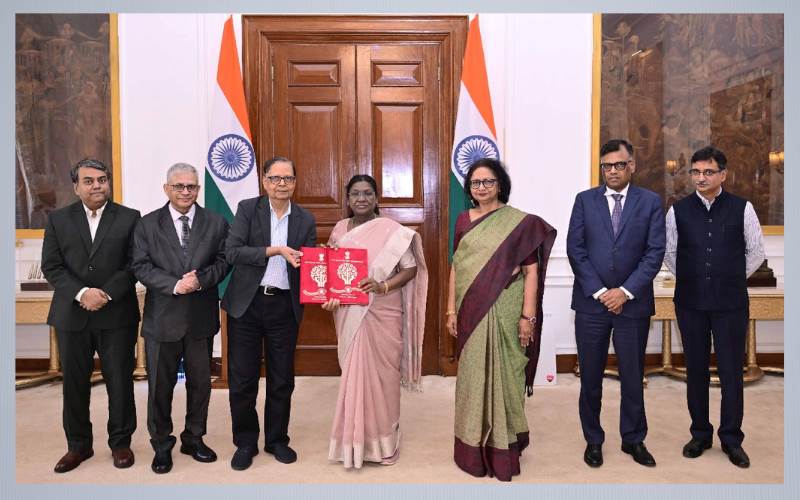 سولہویں مالیاتی کمیشن نے 2026-31 کی رپورٹ صدرجمہوریہ مرمو کو پیش کی